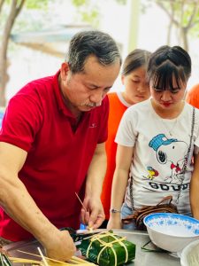 Hình ảnh: thầy trò trường Nội trú IVS Thành phố Hồ Chí Minh tổ chức gói bánh chưng.