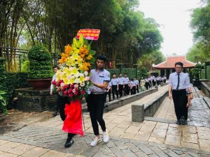 Hình ảnh: Đoàn giáo viên và các học sinh tiêu biểu năm học 2020 - 2021 của trường Nội trú IVS thành phố Hồ Chí Minh dâng hương tại Đền tưởng niệm các Vua Hùng - Quận 9, Thành phố Hồ Chí Minh.