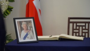 Trường IVS đặt hoa viếng nữ hoàng Elizabeth II