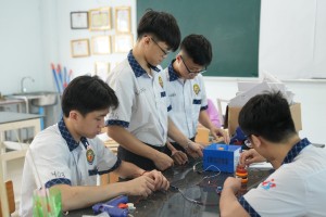 HỌC SINH IVS CHẾ TẠO HỆ THỐNG CẢNH BÁO LŨ VÀ CHẶN CỬA TỰ ĐỘNG THÔNG MINH