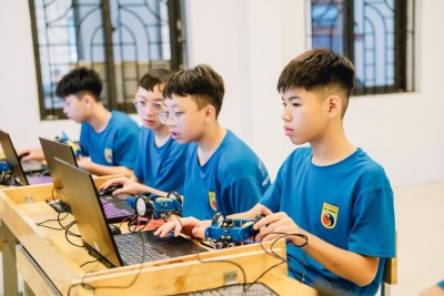 Khởi động hành trình khám phá công nghệ với những buổi học đầu tiên của lớp Robotics tại Trường IVS