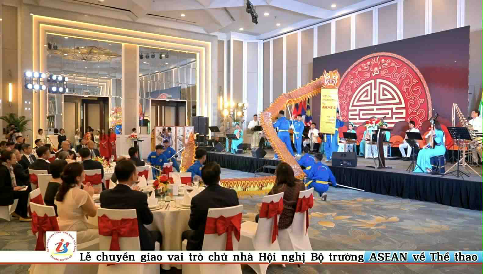 Học sinh IVS tham gia biểu diễn múa rồng , lan toả văn hóa Việt ra thế giới.